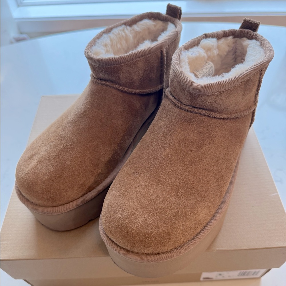 NIB Women’s Chestnut Classic Ultra Mini Platform Uggs